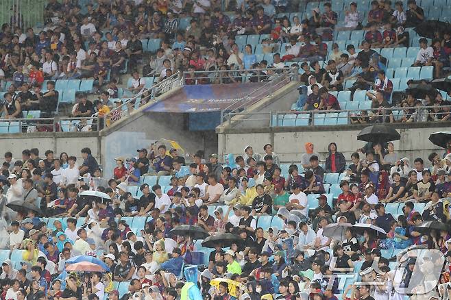 On the afternoon of the 4th, the football fans who visited the stadium in the midst of the match between the 2025 FC Barcelona Asia Tour Daegu FC and FC Barcelona held at Daegu Stadium in Suseong -gu, Daegu, are watching both teams. 2025.8.4/News1 ⓒ News1 Fair