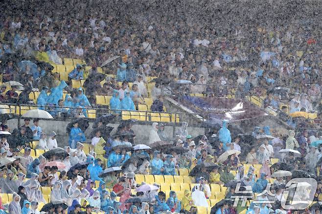 Football fans are guarding the stands in the second half of the match between the 2025 FC Barcelona Asia Tour Daegu FC and FC Barcelona at the Daegu Stadium in Suseong -gu, Daegu on the afternoon of the 4th. 2025.8.4/News1 ⓒ News1 Fair