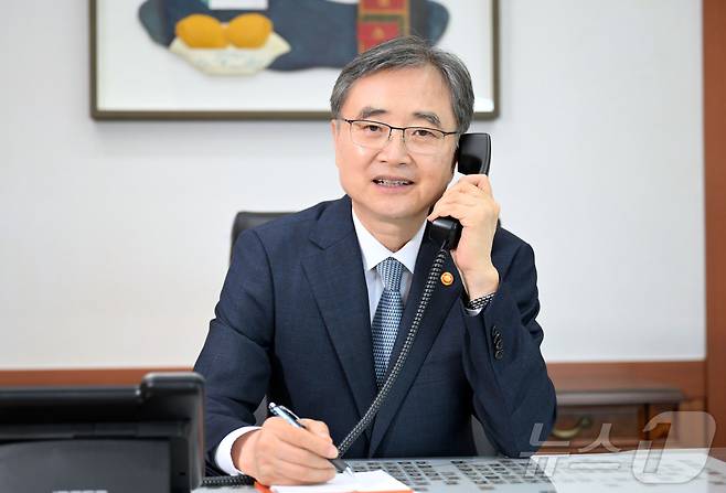 조현 외교부 장관이 4일 오후 페니 웡 호주 외교장관과 취임 인사를 겸한 첫 전화 통화를 하고 있다. 조 장관은 전화통화를 통해 국제정세 및 한-호주 간 호혜적 협력 강화에 대해 의견을 나눴다. (외교부 제공. 재판매 및 DB 금지) 2025.8.4/뉴스1