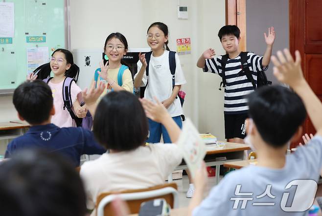 5일 오전 여름방학을 마치고 개학한 경기 수원시 영통구 잠원초등학교에서 학생들이 등교하고 있다. 2025.8.5/뉴스1 ⓒ News1 김영운 기자