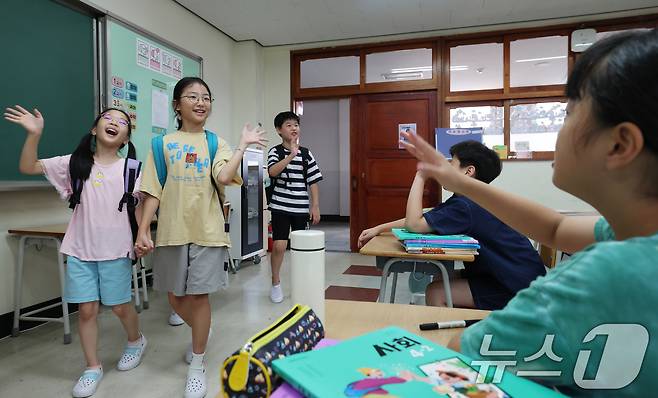 5일 오전 여름방학을 마치고 개학한 경기 수원시 영통구 잠원초등학교에서 학생들이 등교하고 있다. 2025.8.5/뉴스1 ⓒ News1 김영운 기자