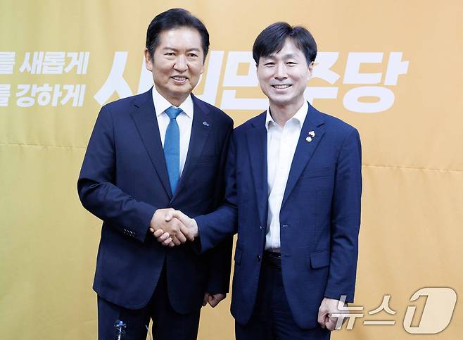정청래 더불어민주당 대표가 5일 오후 서울 여의도 국회 의원회관에서 한창민 사회민주당 대표를 예방해 기념촬영하고 있다. (공동취재) 2025.8.5/뉴스1 ⓒ News1 이승배 기자