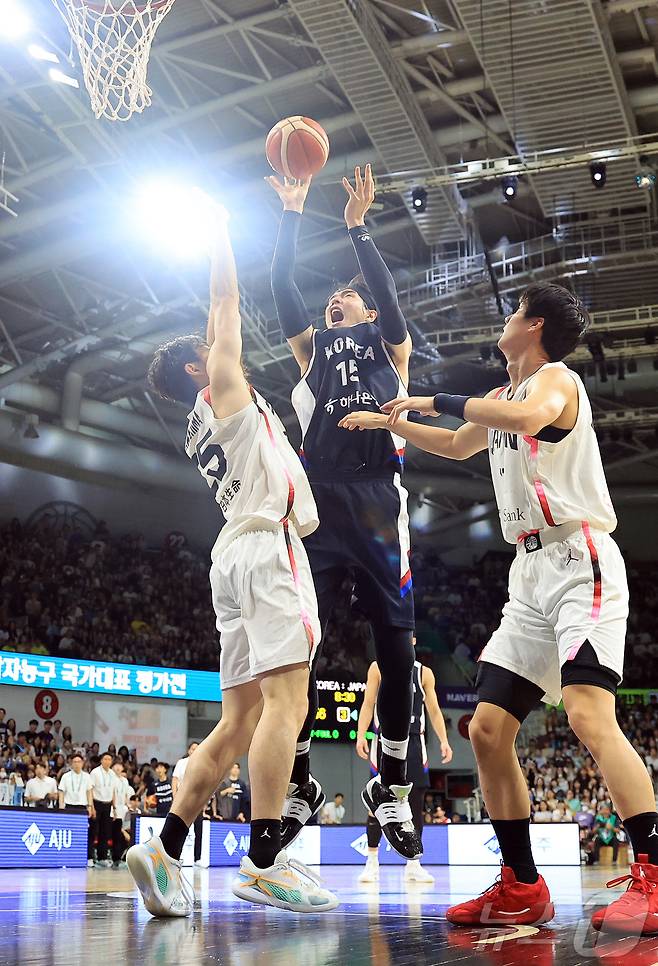 13일 오후 경기도 안양 정관장 체육관에서 열린 하나은행 초청 2025 남자농구 국가대표 평가전 대한민국과 일본의 경기, 대한민국 김종규가 3쿼터 골밑슛을 던지고 있다. 2025.7.13/뉴스1 ⓒ News1 김진환 기자