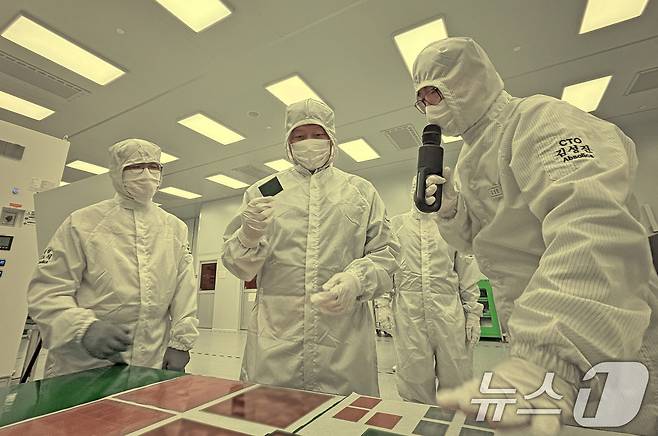 최태원 회장이 지난 2일(현지시간) 미국 뉴저지에 위치한 SK바이오팜의 미국 법인 SK라이프사이언스 본사를 찾아 바이오 사업 현황을 점검하고 있다. (SK 제공/자료사진) 2024.7.7/뉴스1 ⓒ News1 박지혜 기자