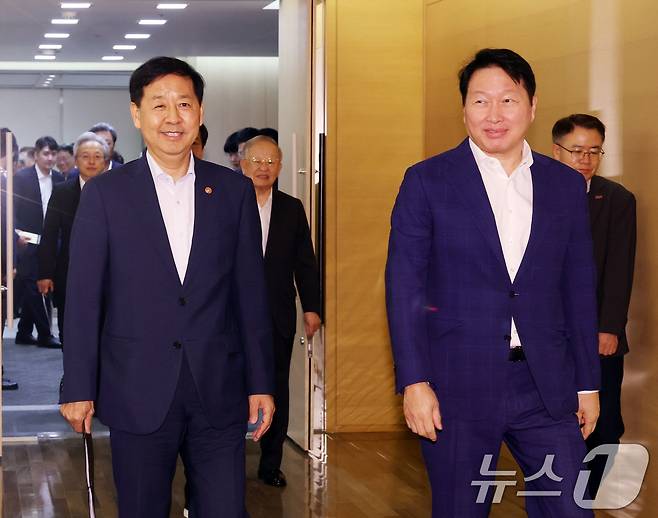 구윤철 경제부총리 겸 기획재정부 장관과 최태원 대한상공회의소 회장이 5일 오후 서울 중구 대한상공회의소에서 열린 '성장전략 TF 1차회의'에 참석하고 있다.(공동취재) 2025.8.5/뉴스1 ⓒ News1 황기선 기자