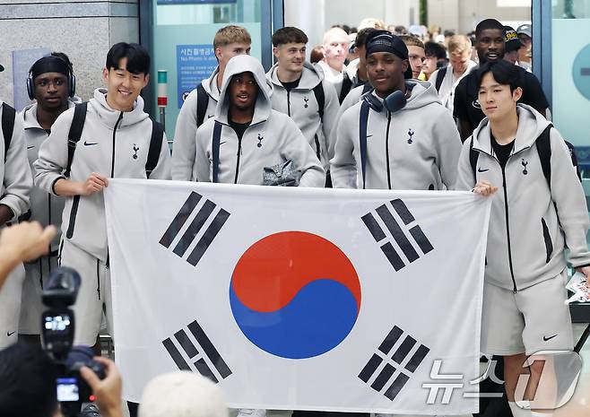 손흥민과 함께 태극기를 들고 입국했던 양민혁(오른쪽) 2025.8.1/뉴스1 ⓒ News1 권현진 기자