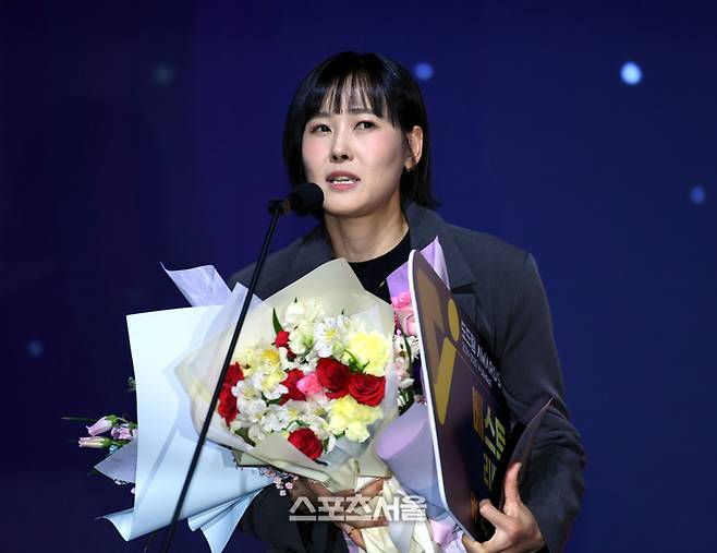 여자부 베스트7 리베로사을 수상한 한국도로공사 임명옥이 14일 서울 서대문구 스위스 그랜드 호텔에서 열린 2024~2025 V-리그 시상식에서 소감을 밝히고 있다.  2025. 4. 14. 최승섭기자 thunder@sportsseoul.com