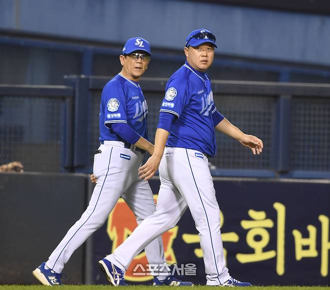 삼성 박진만 감독이 최일언 코치와 그라운드로 나서고 있다. 잠실 | 최승섭기자 thunder@sportsseoul.com