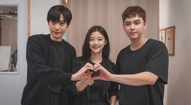 티빙 오리지널 시리즈 ‘친애하는 X’의 김영대, 김유정, 김도훈. 사진 | 티빙 ‘친애하는 X’