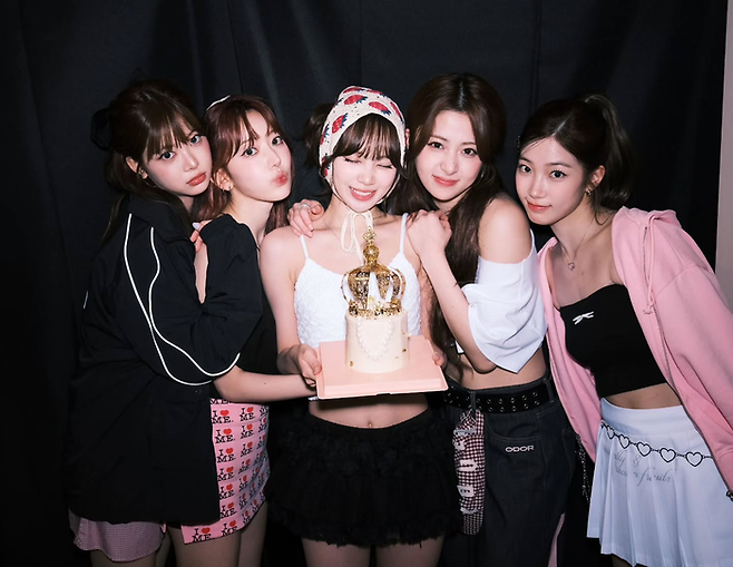 르세라핌 멤버들과 김채원. 김채원 인스타그램.