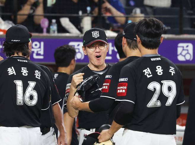 기뻐하는 이강철 감독의 모습. 사진 | 연합뉴스