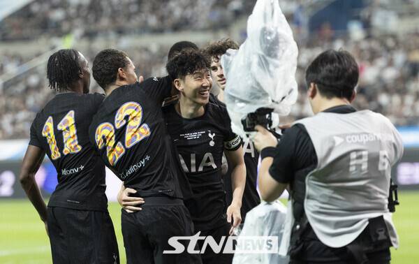 3일 오후 서울 마포구 서울월드컵경기장에서 열린 2025 쿠팡플레이시리즈 뉴캐슬 유나이티드와 토트넘 홋스퍼의 경기, 토트넘 브래넌 존슨이 골을 넣자 손흥민이 기뻐하고 있다. /사진=뉴시스