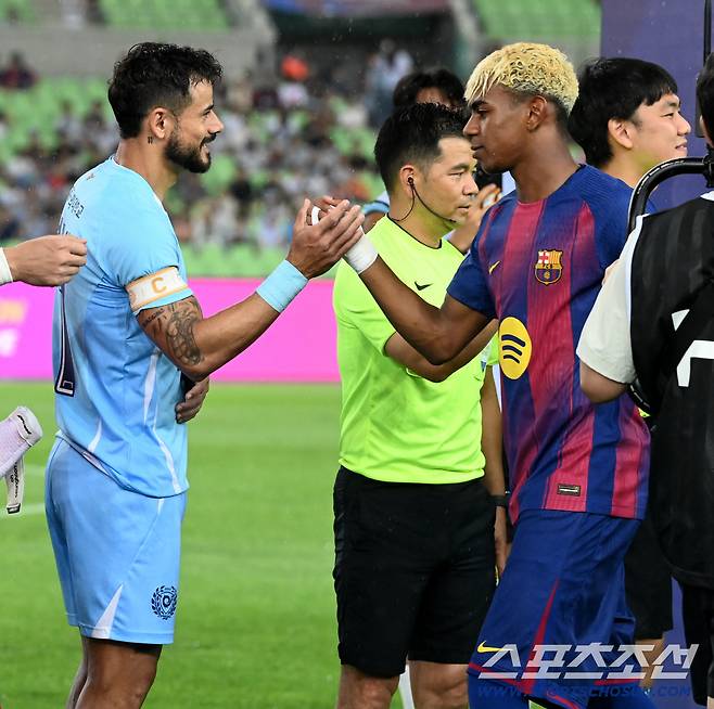 4일 대구스타디움에서 열린 FC바르셀로나와 대구FC의 경기, 세징야와 라민 야말이 인사를 나누고 있다. 대구=허상욱 기자wook@sportschosun.com/2025.08.04/