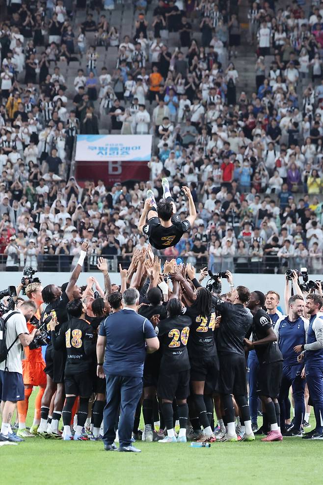 안녕 손흥민

    (서울=연합뉴스) 서대연 기자 = 올여름 팀을 떠나기로 한 토트넘 홋스퍼 손흥민이 3일 서울월드컵경기장에서 열린 2025 쿠팡플레이 시리즈 뉴캐슬 유나이티드와의 친선경기가 끝난 뒤 동료 선수들로부터 헹가래를 받고 있다. 2025.8.3