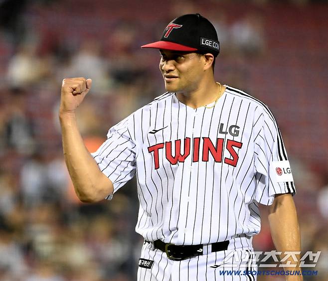 29일 잠실야구장에서 열린 KT와 LG의 경기, 5회초 투구를 마친 치리노스가 박동원을 바라보며 주먹을 불끈 쥐고 있다. 잠실=허상욱 기자wook@sportschosun.com/2025.07.29/