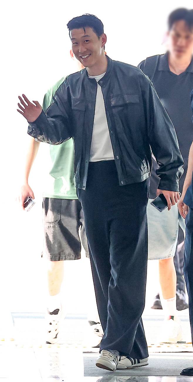 출국장 향하는 손흥민<저작권자(c) 연합뉴스, 무단 전재-재배포, AI 학습 및 활용 금지>