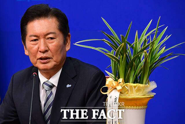 더불어민주당이 정청래 신임 대표 체제 출범과 함께 야당에 대한 강공 드라이브를 본격화하고 있다. 민주당은 검찰·언론·사법 3대 개혁 특위를 신속 가동하며 "내란세력 척결"을 전면에 내세운 강경 노선을 예고했다. /남윤호 기자