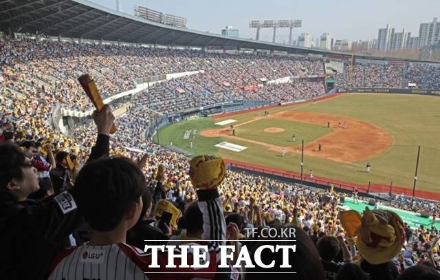 관중들로 가득 찬 잠실 야구장. 이 가운데 절반 이상이 여성 팬들이다. 하지만 여성 캐스터는 아직 없다. /뉴시스