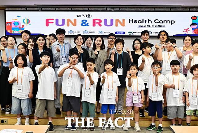 이주영 개혁신당 의원이 5일 오전 서울 여의도 국회에서 열린 대한비만학회 소아청소년위원회가 주관하는 '제31회 Fun&Run Health Camp(즐겁고 신나는 건강캠프)'에 참석해 캠프 참가자들과 기념사진 촬영을 하고 있다. /국회=배정한 기자