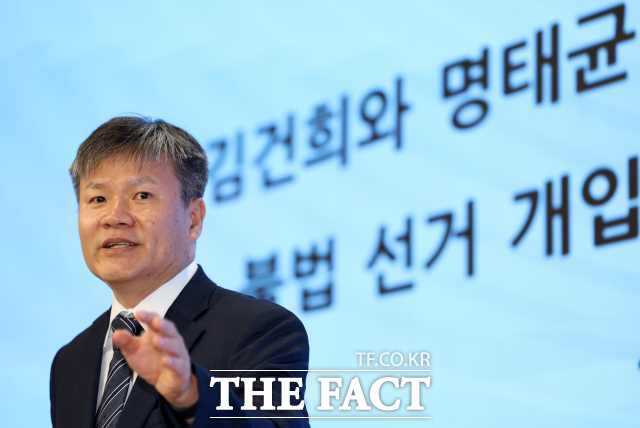 김건희 여사 의혹을 수사하는 민중기 특별검사팀의 문홍주 특검보가 7일 서울 종로구 KT광화문빌딩 웨스트에 마련된 사무실에서 정례 브리핑을 마친 뒤 취재진 질문에 답하고 있다. /뉴시스