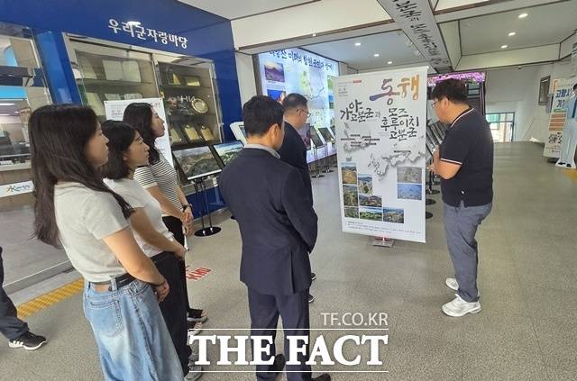 합천군청 1층 로비에 유네스코 세계유산인 가야고분군의 등재 2주년을 기념해 특별사진전이 열리고 있다./합천군