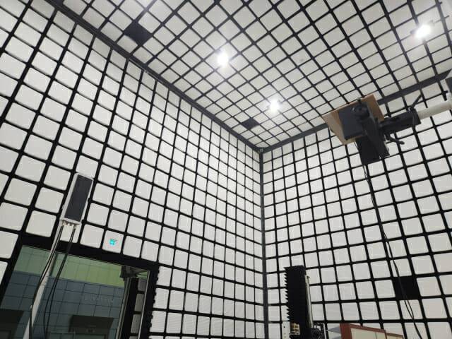 5G 기지국이 라이다 센서를 향해 전파를 송출하자 센서의 오작동이 감지된다.