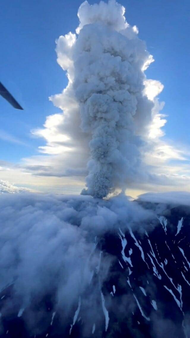 잠자고 있던 러시아 크라셰닌니코프 화산이 600년 만에 분화했다. (사진_로이터/뉴스1/인스타그램 @artemsheldr)