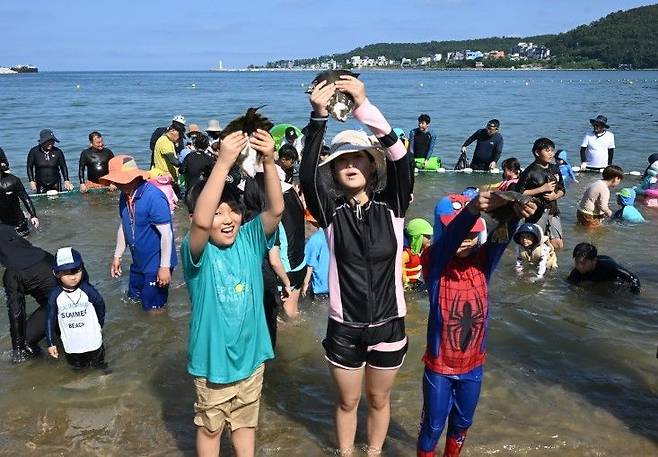 방문객이 기장갯마을축제에서 체험행사를 만끽하고 있다. 기장군 제공