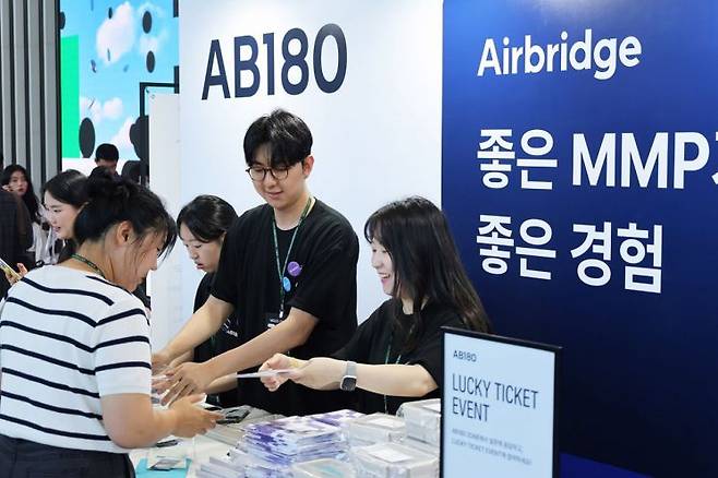 5일 서울 코엑스에서 개최된 MGS 2025 에이비일팔공 부스에서 광고 성과 분석 솔루션 ‘에어브릿지’의 주요 기능과 딥링크 전략, AI 기반 모바일 게임 수익화 솔루션 ‘에어플럭스’의 활용 사례를 전문가가 직접 참여자들에게 소개하고 있다. 또한 행사에는 스탬프 투어 등 다양한 현장 이벤트도 진행했다.
