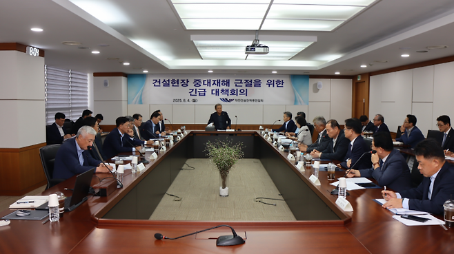 한승구 대한건설단체총연합회 회장이 4일 서울 강남구 회관에서 10여개 협회 단체장 등이 참석한 가운데 열린 '건설현장 중대재해 근절을 위한 긴급 대책 회의'를 주재하고 있다. 이날 회의에는 대한전문건설협회 윤학수 회장, 한국주택협회 윤영준 회장, 해외건설협회 한만희 회장, 대한기계설비건설협회 조인호 회장, 대한건축사협회 김재록 회장, 대한건설기계협회 안춘엽 회장, 한국건설기술인협회 박종면 회장, 한국엔지니어링협회 이해경 회장, 건설공제조합 이석용 이사장, 전문건설공제조합 이은재 이사장, 기계설비건설공제조합 김종서 이사장 직무대행, 엔지니어링공제조합 이재완 이사장, 한국부동산개발협회 김승배 회장, 대한건설단체총연합회 최임락 운영위원장, 외부전문가로 한국건설안전학회 안홍섭 회장, 한국시설안전협회 곽수현 회장 등이 참석했다. 대한건설단체총연합회 제공