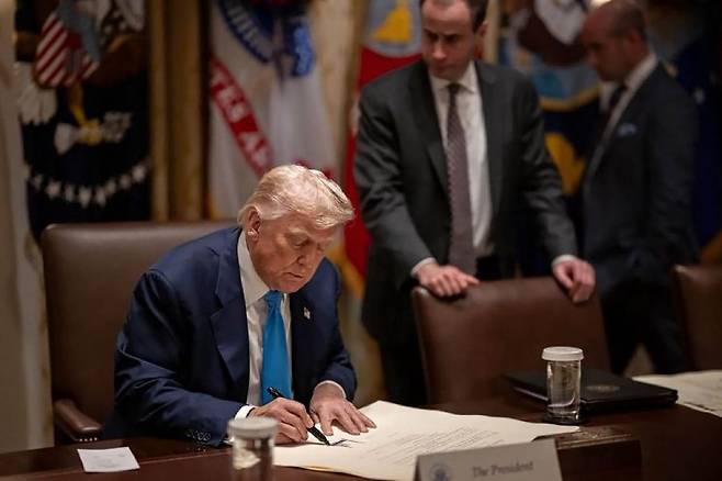 한미 관세협상 타결 소식과 함께 올려진 도널드 트럼프 미국 대통령의 서명 사진. 백악관 홈페이지