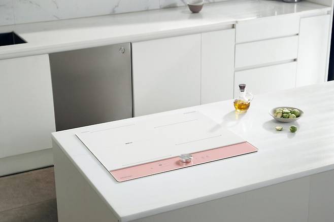 나비엔 매직 인덕션&nbsp;ERI-5243AF(핑크)&nbsp;연출 이미지(사진 제공=경동나비엔)