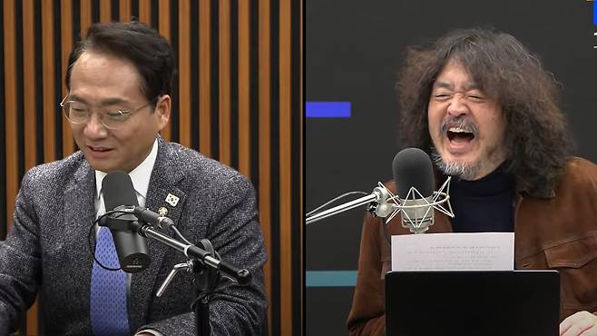 더불어민주당 박선원 의원이   유튜버 김어준씨 방송에 나가 “첫 보고서가 유출돼 김어준씨가 허황된 사실, 거짓말을 한 것처럼 돼서 제가 미안하다”고 말했다. 박 의원은  김씨가 국회에서 주장했던 ‘한동훈 암살조’와 미군 몇 명을 사살해 미군의 북폭을 유도했다는 의혹에 대해 “상당한 허구” “판단유보”라는 보고서를 냈다. 김씨는 "전혀 섭섭하지 않다"며 크게 웃었다.