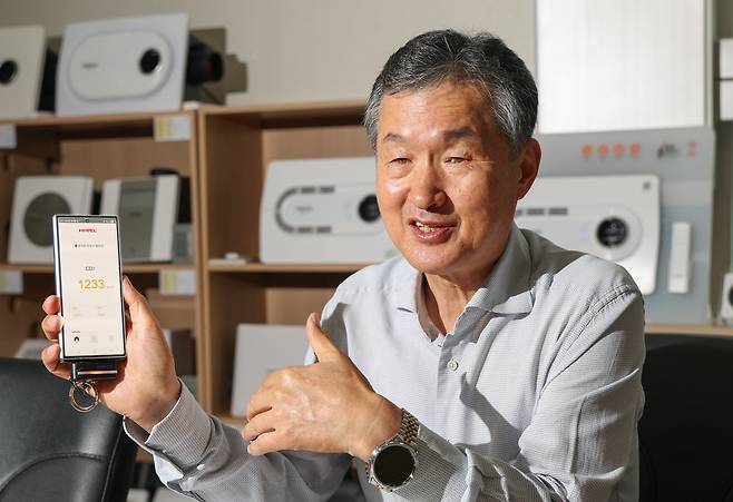 지난달 21일 오전 경기 화성 힘펠 본사에서 김정환 대표가 실내 이산화탄소 농도를 가리키며 환기의 중요성을 설명하고 있다. 힘펠의 시장점유율을 60%로 끌어올린 김 대표는 "선진국인 대한민국에서 1등인데 우리 제품 못 팔 곳이 어디 있겠냐"며 향후 글로벌 시장을 선도하고 싶다고 했다. /장련성 기자