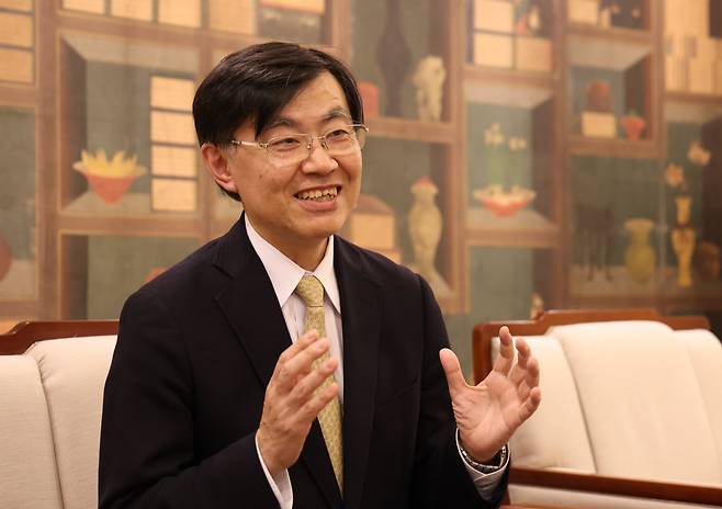 이타쿠라 마사아키 도쿄대 교수는 지난달 16일 본지 인터뷰에서 “30년 전 호암갤러리 '조선 전기 국보전'을 통해 연구자로서 새로운 좌표축이 세워지는 경험을 했다”며 “머릿속에서만 비교했던 작품들을 눈앞에서 직접 보며 검증할 수 있는 기회라 이번 '조선 전기 미술 대전' 특별전이 연구자들에겐 꿈만 같다”고 했다. /고운호 기자