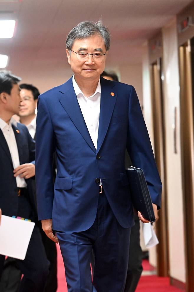 조현 외교부 장관이 5일 오전 서울 종로구 정부서울청사에서 열리는 국무회의에 참석하고 있다. /사진공동취재단