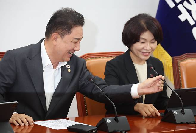 김병기 더불어민주당 원내대표가 5일 오전 서울 여의도 국회에서 열린 원내대책회의에서 한정애 정책위의장의 마이크 위치를 조정해주고 있다./뉴시스