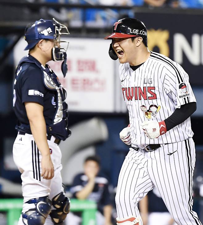 5일 서울 잠실에서 열린 두산-LG전. 7회말 1·2루 상황 LG 문보경이 역전 3점 홈런포를 친 후 환호하고 있다. /정재근 스포츠조선 기자