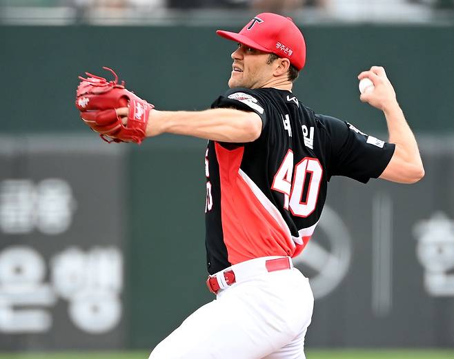 5일 부산 사직야구장에서 열린 KIA와 롯데의 경기, KIA 선발투수 네일이 역투하고 있다. /허상욱 스포츠조선 기자