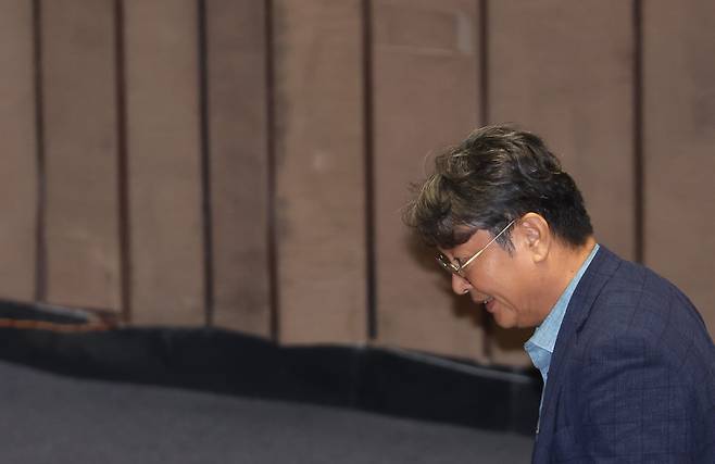 차명 주식거래 의혹을 받는 더불어민주당 이춘석 의원이 5일 국회 본회의에서 방송법 일부개정법률안 관련 필리버스터 종결 동의를 표결하는 투표를 한 뒤 밖으로 나서고 있다. /연합뉴스