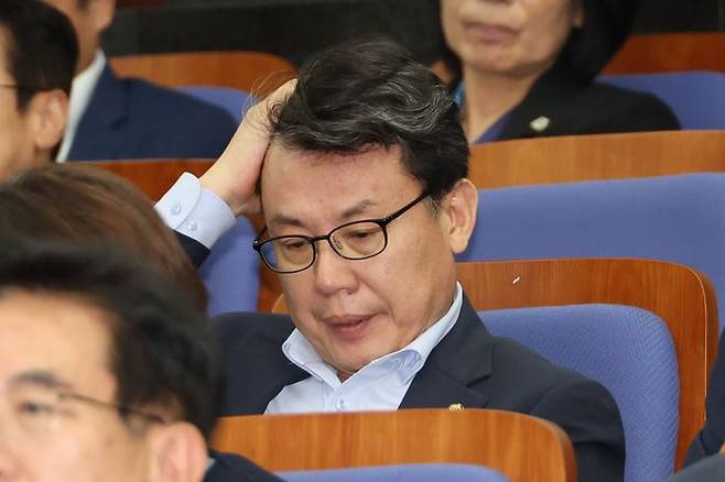 더불어민주당 진성준 전 정책위의장이 4일 서울 여의도 국회에서 열린 의원총회에서 정청래 신임 대표의 발언을 듣고 있다.ⓒ연합뉴스