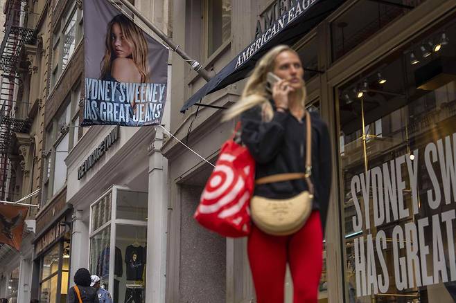 백인 우월주의 논란에 휩싸인 아메리칸 이글 청바지 광고가 미국 뉴욕의 거리에 전시돼 있다. AP=뉴시스