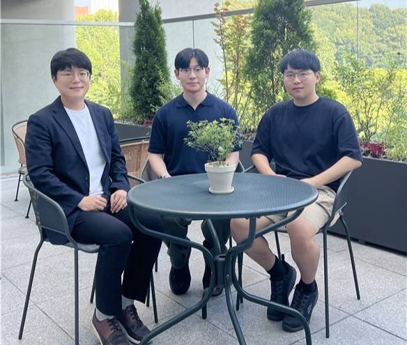 왼쪽부터 신기정 KAIST 김재철AI대학원 교수, 이규한 석박통합과정생, 이건 석박통합과정생. KAIST 제공
