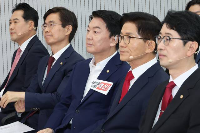주진우(오른쪽부터)·김문수·안철수·조경태·장동혁 국민의힘 당대표 후보가 지난 3일 서울 여의도 국민의힘 당사에서 열린 제6차 전당대회 후보자 비전대회에서 송언석 비상대책위원장 겸 원내대표의 발언을 듣고 있다. [연합뉴스]