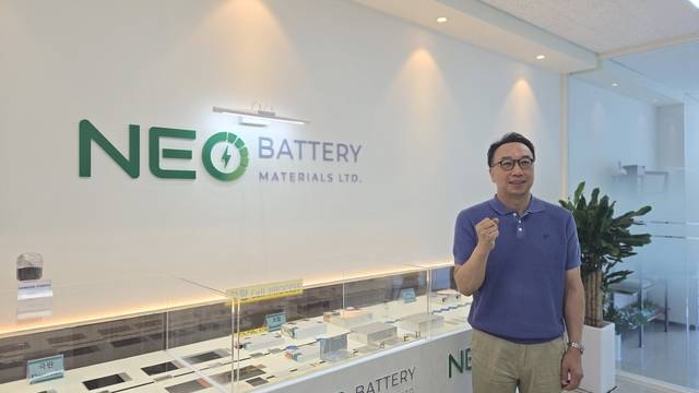 허성범 네오배터리머티리얼즈 대표가 지난 1일 경기도 안산 경기테크노파크에 위치한 사무실에서 만나 인터뷰를 한 후 기념시진을 찍고 있다. 박한나 기자.