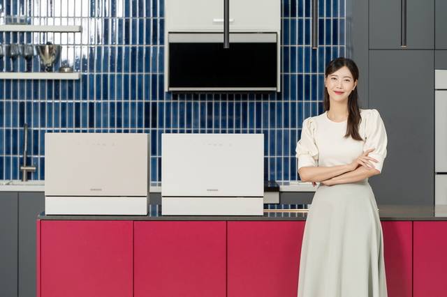 삼성전자 모델이 에너지 효율을 강화한 2025년형 ‘비스포크 식기세척기 카운터탑’ 신제품을 소개하고 있다.  삼성전자 제공