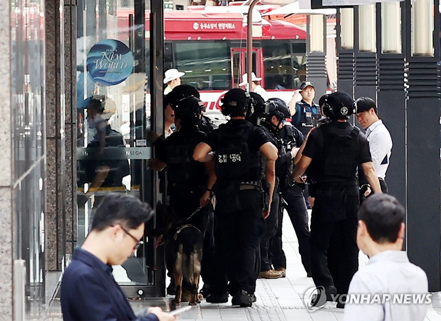 5일 서울 중구 명동 신세계백화점 본점에 폭발물을 설치했다는 협박 글이 인터넷 커뮤니티에 올라와 신고받고 출동한 경찰이 수색에 나서고 있다.  연합뉴스
