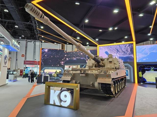 아랍에미리트(UAE) 아부다비에서 열린 국제방산전시회 'IDEX 2025'에 전시된 한화에어로스페이스의 K9 자주포. 한화에어로스페이스 제공