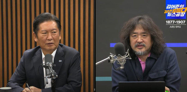 정청래(왼쪽) 더불어민주당 대표와 유튜버 김어준 씨. [‘김어준의 겸손은 힘들다 뉴스공장’ 영상 캡처]