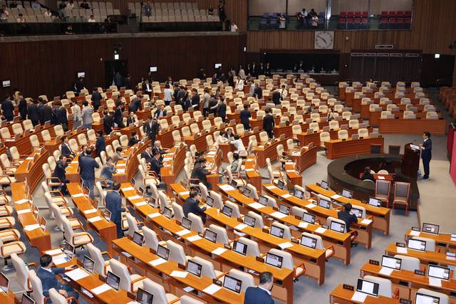 5일 국회 본회의에서 김장겸 국민의힘 의원이 방송문화진흥회법 개정안에 대한 필리버스터(무제한 토론을 통한 합법적인 의사진행 방해)를 시작하자 여당 의원들이 퇴장하고 있다.<연합뉴스>